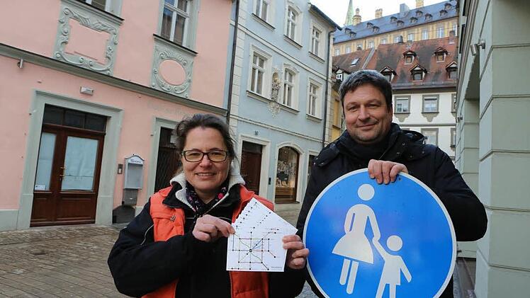 Yvonne Slanz vom Straßenmanagement "Sand" mit ihrem Kollegen Markus Schäfer  Foto: Barbara Herbst