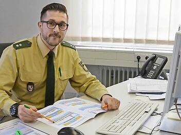 Der Leiter der Polizeiinspektion Neustadt, Uwe Kalamala, erklärt die Kriminalstatistik für seinen Zuständigkeitsbereich.  Foto: Rainer Lutz