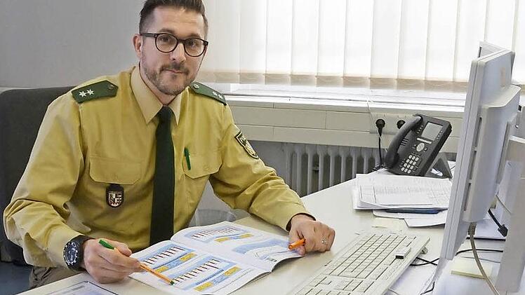 Der Leiter der Polizeiinspektion Neustadt, Uwe Kalamala, erklärt die Kriminalstatistik für seinen Zuständigkeitsbereich.  Foto: Rainer Lutz