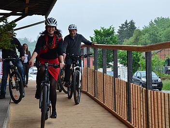Christina Biegner von den "Jungen Coburgern" und stellvertretender Landrat Rainer Mattern probieren schon mal die E-Bikes aus, die mit einem von Brose entwickelten und produzierten Antriebsmotor ausgestattet sind. Ein solches Rad im Wert von 3000 Euro gibt es bei der "Bike to Work-Challenge" zu gewinnen. Foto: Sandra Hackenberg
