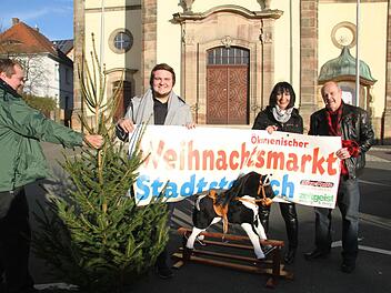 Der Stadtsteinacher Weihnachtsmarkt hat ein neues Organisations-Team: Verantwortlich zeichnen (von rechts) Knud und Hermanita Espig und Jonas Gleich. Auch Mesner Andreas Dremer hat seine tatkräftige Unterstützung zugesagt. Foto: Sonny Adam