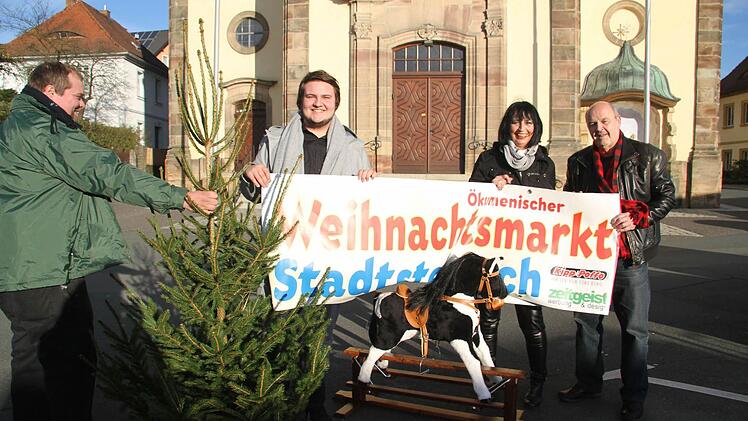 Der Stadtsteinacher Weihnachtsmarkt hat ein neues Organisations-Team: Verantwortlich zeichnen (von rechts) Knud und Hermanita Espig und Jonas Gleich. Auch Mesner Andreas Dremer hat seine tatkräftige Unterstützung zugesagt. Foto: Sonny Adam