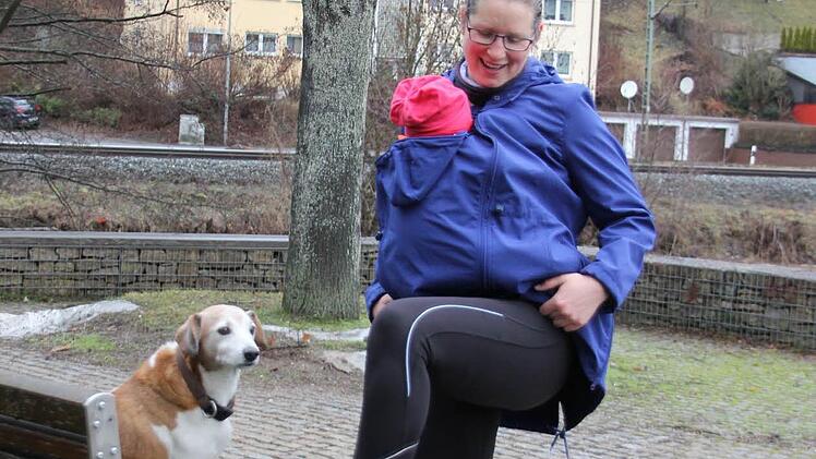 Angela Schützendorff kommt mit ihrer Tochter Ella (8 Monate) und ihrem Hund Apollo seit letztem Sommer zum Training nach Kronach. Foto: Lisa Kieslinger