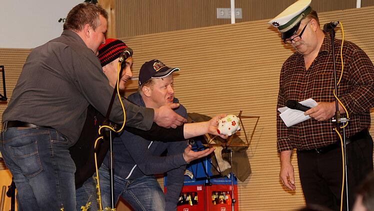 Die "3 bösen Buben oder Holzfäller" Holger Herbold, Matthias Berninger und Simon Knab mit dem pensionierten Polizisten Horst Gehring (von links).