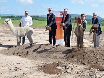 Spatenstich für den Solarpark Birkig II (von links): Laszlo Pal, Andy Schindhelm und Ulrich Fuchs von der Raiffeisenbank Küps-Mitwitz-Stockheim, Elke Protzmann, Thomas Engel, Jörg Eggersdorfer, Oliver Partheymüller und Sandra Dressel-Pal. Foto: Rainer Lutz