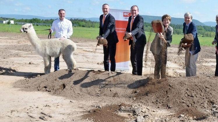 Spatenstich für den Solarpark Birkig II (von links): Laszlo Pal, Andy Schindhelm und Ulrich Fuchs von der Raiffeisenbank Küps-Mitwitz-Stockheim, Elke Protzmann, Thomas Engel, Jörg Eggersdorfer, Oliver Partheymüller und Sandra Dressel-Pal. Foto: Rainer Lutz