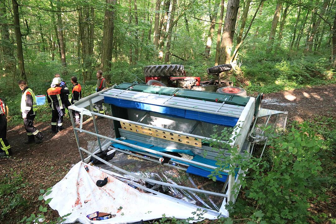 Traktor kippt bei Falkenberg um - 13 Verletzte