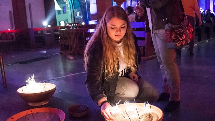 In der Stadtpfarrkirche durften Besucher Wunderkerzen entzünden als Zeichen wofür sie "brennen". Im Bild Emma Wagner aus Obertheres.