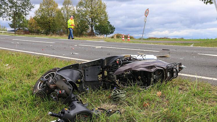 Schwerer Unfall bei Bamberg: Die Polizei sucht Zeugen zum tödlichen Unglück. Ein 15-Jähriger ist dabei ums Leben gekommen.  Foto:  Merzbach/News5