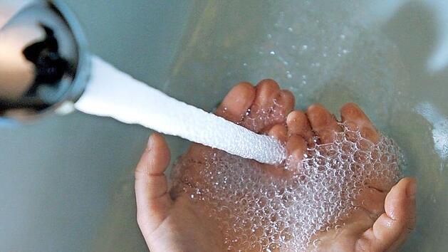 Egloffstein sieht sich beim Trinkwasser "versorgungssicher".  Symbolfoto: Patrick Pleul, dpa