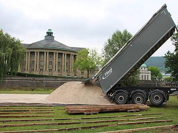 Unterhalb der Ludwigsbrücke und gegenüber dem Regentenbau laufen die Vorbereitungen für die diesjährige Saison. Foto: Charlotte Wittnebel-Schmitz