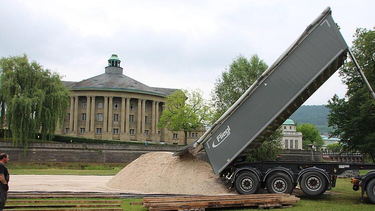 Unterhalb der Ludwigsbrücke und gegenüber dem Regentenbau laufen die Vorbereitungen für die diesjährige Saison. Foto: Charlotte Wittnebel-Schmitz