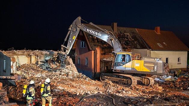 Noch in der Nacht waren in Platz  die ersten Bagger zu Abbrucharbeiten anger&uuml;ckt.