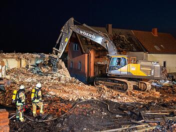 Noch in der Nacht waren in Platz  die ersten Bagger zu Abbrucharbeiten angerückt.