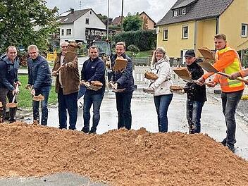 Mit einem symbolischen Spatenstich erfolgte der Beginn für den Neubau der Brücke am „Krebsbach“, die künftig eine Tonnage bis zu 60 Tonnen zulässt.