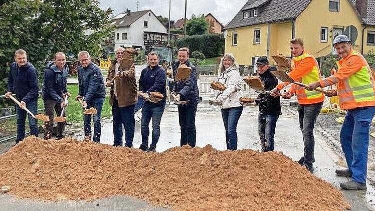Mit einem symbolischen Spatenstich erfolgte der Beginn für den Neubau der Brücke am „Krebsbach“, die künftig eine Tonnage bis zu 60 Tonnen zulässt.