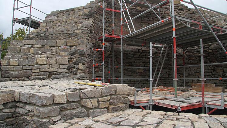 Der obere Mauerkranz sieht schon aus wie neu.