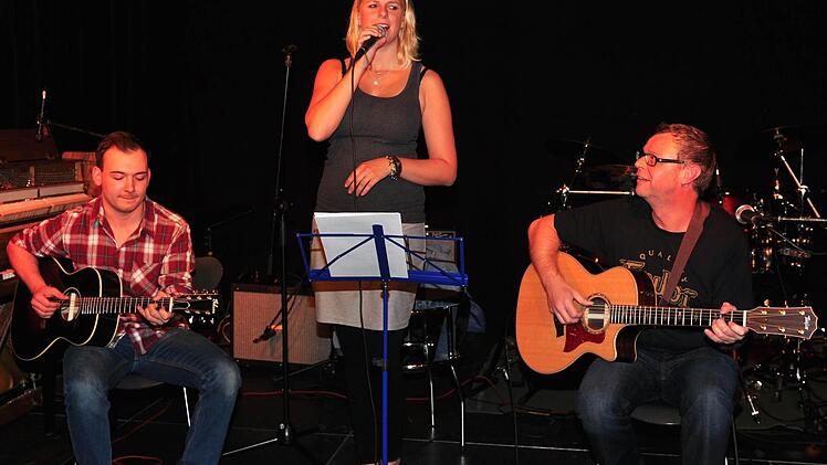Bei der sechsten Bluesnacht des Kulturamts Haßfurt faszinierte die Gruppe "Miss Sophy and the Blues" mit Sophia Weinberger aus Obertheres, Silas Ambiel aus Heidelberg (links) und Niko Wörtmann aus Haßfurt (rechts).  Fotos: Ulrike Langer