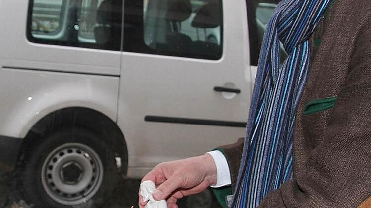 Fast ehrfurchtsvoll drapiert OB Schramm die weißen Krippenfiguren ins Schaufenster des ehemaligen Musikgeschäfts Franz.