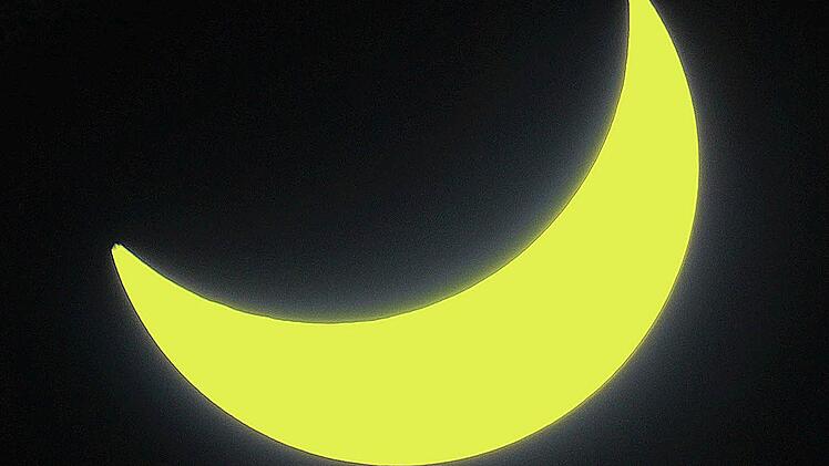 Dieses Foto wurde am Freitag um 10.49 Uhr mit einer ganz normalen Digitalkamera Canon 650d und einem alten 500-Millimeter-Spiegel-Teleobjektiv geschossen. Die Belichtungszeit betrug 1/2000 Sekunde, die Blende steht bei solchen Objektiven fest auf 1:8. Außerdem wurde ein extrem starker Graufilter verwendet, der nur ein Zweitausendstel des Lichtes passieren lässt.  Foto: Dieter Britz