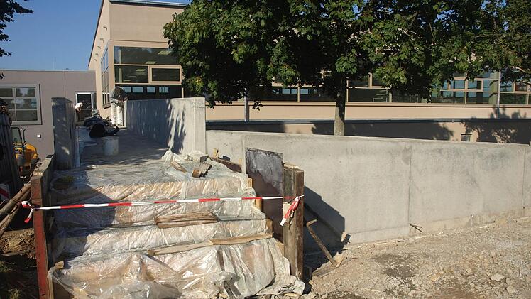 Die Wilhelm-Hegler-Halle erhält einen behindertengerechten Zugnang. Foto: Stefan Geiger