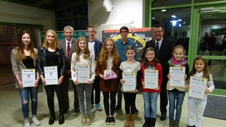 Sie erfuhren aufgrund ihrer außergewöhnlichen überregionalen sportlichen Leistungen eine Sonderehrung. Foto: Lothar Weidner