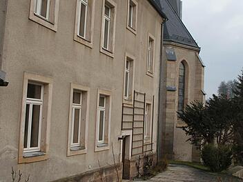 Das Pfarrhaus der katholischen Kirche zu Unserer Lieben Frau - hier die Ansicht vom Garten - wid komplett saniert und als offenes Haus umgestaltet. Foto: Sonja Adam