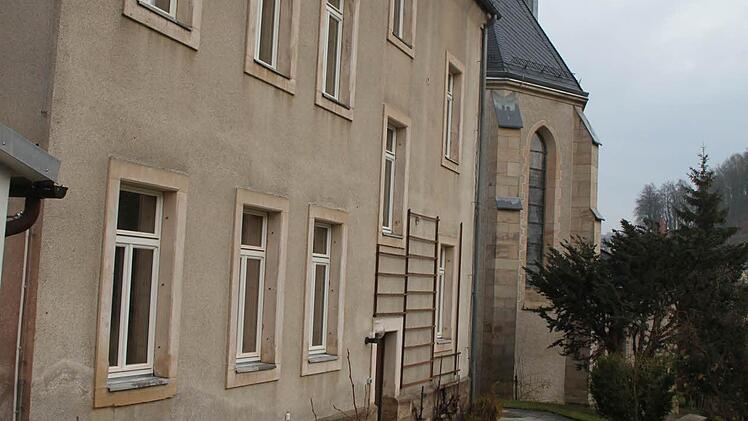 Das Pfarrhaus der katholischen Kirche zu Unserer Lieben Frau - hier die Ansicht vom Garten - wid komplett saniert und als offenes Haus umgestaltet. Foto: Sonja Adam