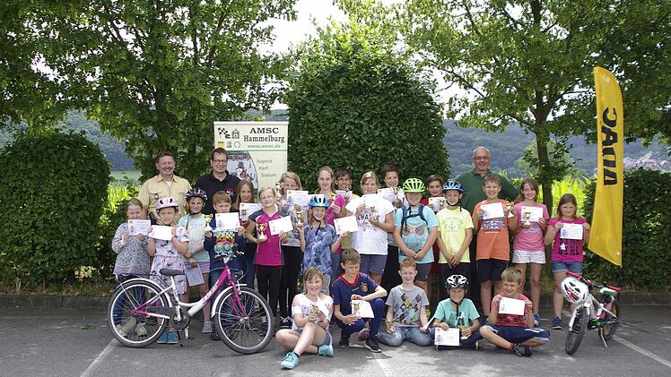 Strahlende Gesichter beim Jugend-Fahrradturnier denn letztlich hat jeder Teilnehmer an Erfahrung und Sicherheit gewonnen. Auch die Ausbilder und Veranstalter waren rundum zufrieden (hintere Reihe v. l.) Hubert Koch, Ralf Deinlein und Karlheinz Franz. Foto: Winfried Ehling