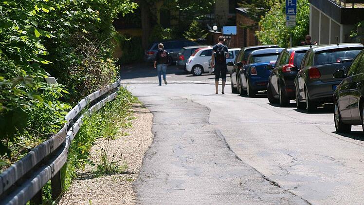 Um die B&ouml;schung an der Gabelsberger Stra&szlig;e zum Nordring zu stabilisieren, werden 51 Betonbohrpf&auml;hle bis zu 15 Meter tief in den Boden eingebracht.Foto: Christoph Winter