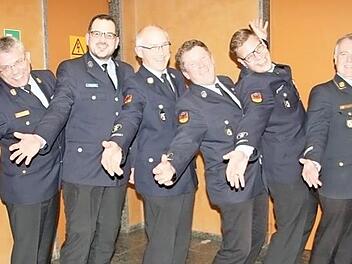 Staatliche Ehrungen: (von links) der weitere Stellvertreter des Landrats, Bernd Steger, Kreisbrandinspektor Matthias Schubäck, Thomas Christel, Günter May, Jürgen Panzer, Marcus Walker, Kreisbrandrat Joachim Ranzenberger und Bürgermeister Wolfgang Beiergrößlein.