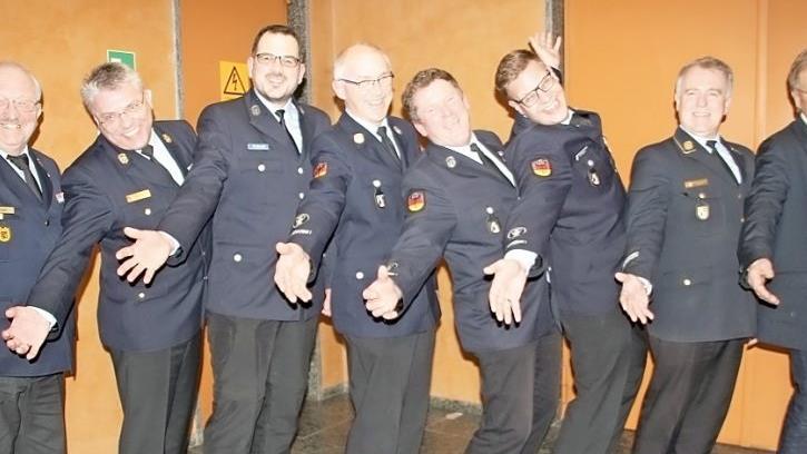 Staatliche Ehrungen: (von links) der weitere Stellvertreter des Landrats, Bernd Steger, Kreisbrandinspektor Matthias Schubäck, Thomas Christel, Günter May, Jürgen Panzer, Marcus Walker, Kreisbrandrat Joachim Ranzenberger und Bürgermeister Wolfgang Beiergrößlein.