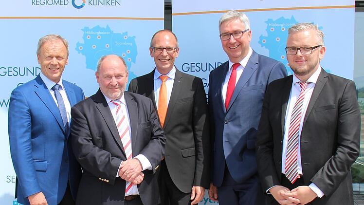 Wechsel an der Spitze des Klinikverbunds Reiomed (von links): Der Vorsitzende der Gesellschafterversammlung Landrat Thomas M&uuml;ller (Hildburghausen), Noch-Hauptgesch&auml;ftsf&uuml;hrer Joachim Bovelet, Aufsichtsratsvorsitzender Landrat Christian Mei&szlig;ner (Lichtenfels), der k&uuml;nftige Hauptgesch&auml;ftsf&uuml;hrer Alexander Schmidtke und kaufm&auml;nnischer Gesch&auml;ftsf&uuml;hrer Thomas Hergt.Foto: Regiomed