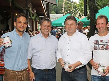 Stellvertretender Landrat Gerhard Wunder (Zweiter von links) kürte die Gewinner des diesjährigen Behördenschießens. Sieger wurde der Leiter der PI Ludwigsstadt Markus Löffler (Dritter von links) mit einem 72,2-Teiler, Erster Ritter wurde Hans-Jürgen Beierlorzer aus Steinwiesen (rechts) mit einem 681,2-Teiler) und Zweiter Ritter Ralf Müller vom Landratsamt (links) mit einem 82,7-Teiler.  Foto: Rainer Glissnik
