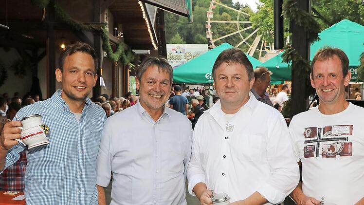 Stellvertretender Landrat Gerhard Wunder (Zweiter von links) kürte die Gewinner des diesjährigen Behördenschießens. Sieger wurde der Leiter der PI Ludwigsstadt Markus Löffler (Dritter von links) mit einem 72,2-Teiler, Erster Ritter wurde Hans-Jürgen Beierlorzer aus Steinwiesen (rechts) mit einem 681,2-Teiler) und Zweiter Ritter Ralf Müller vom Landratsamt (links) mit einem 82,7-Teiler.  Foto: Rainer Glissnik