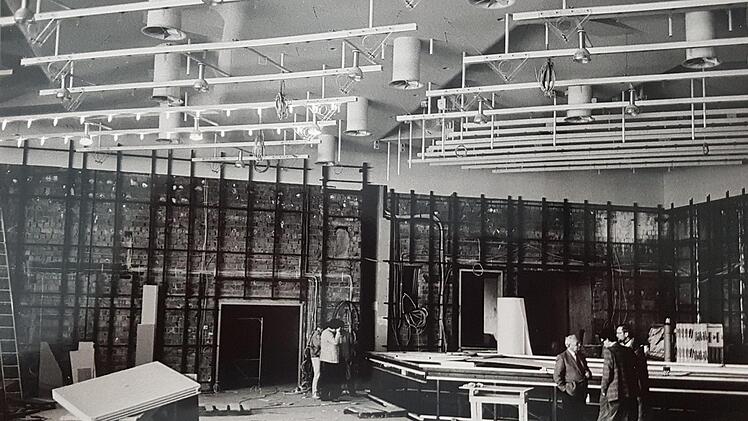 Von der Elefantentreppe bleiben nur Trümmer (oben links). Rechts: Ein Pavillon aus Glas und Stahl schließt die Lücke. Darunter: Die neue Decke im großen Saal soll die Akustik verbessern und zwei Bereiche der dreigeteilten Bühne sind versenkbar.