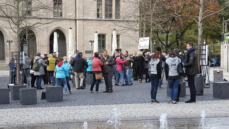 Die Aufgabe, 30 Paare zum Tanzen zu animieren, konnten die Lateintänzer des TVK erfolgreich  lösen. Wette gewonnen! Foto: Michael Stelzner