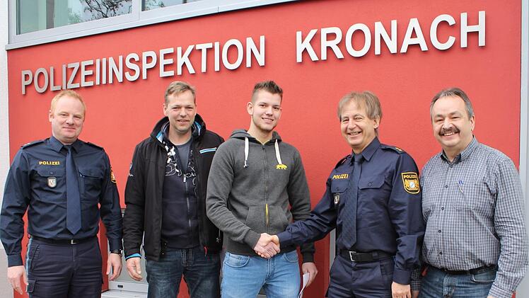Stellvertretend für das ganze Präsidium dankte Polizeichef Uwe Herrmann (2. v. r) Michael und Bastian Mann (2. u. 3. v.l.).  A. Deuerling