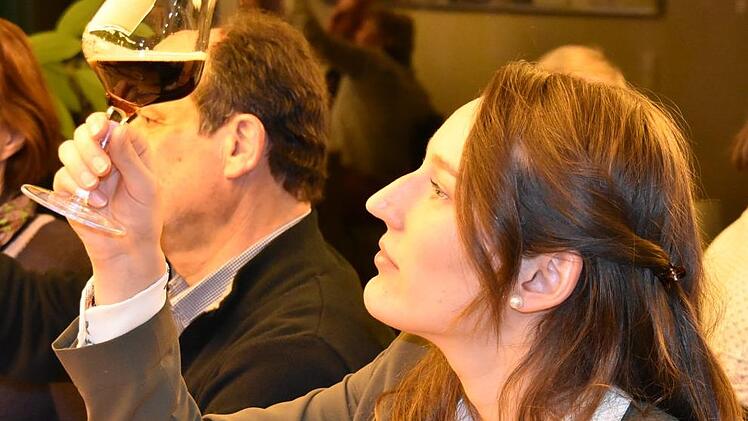 Kaffee- oder schokoladenfarben? Auf jeden Fall hat ein "Eisbock" eine likörige Note, fand auch Carolin Strobl. Foto: Uschi Prawitz