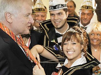 Die Hollfelder Faschingsprinzessin Jessica Deinhardt hat die Krawatte von Ministerpräsident Horst Seehofer abgeschnitten. "Der Empfang in der Staatskanzlei war ein tolles Erlebnis", sagen die Prinzessin und ihr Prinz Sebastian Görl (dahinter). Foto: Bayerische Staatskanzlei
