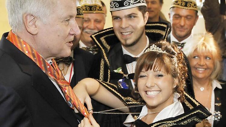 Die Hollfelder Faschingsprinzessin Jessica Deinhardt hat die Krawatte von Ministerpräsident Horst Seehofer abgeschnitten. "Der Empfang in der Staatskanzlei war ein tolles Erlebnis", sagen die Prinzessin und ihr Prinz Sebastian Görl (dahinter). Foto: Bayerische Staatskanzlei