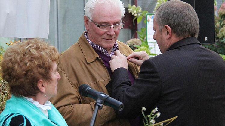 Die goldene Ehrennadel steckte Landrat Bold dem Ehrenkreisvorsitzenden Erich Schießer an.