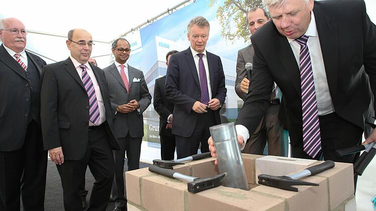 Dann wandert die Rolle in den Grundstein.