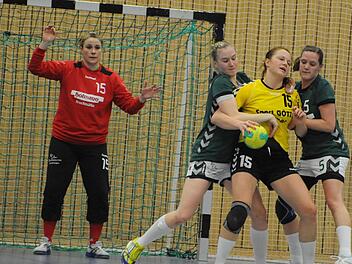 Unerbittliche Bewachung: Julia Albert (links) und die neunfache Torschützin Lisa Wenzke nehmen die Rimparerin Juliane Wenke in die Mangel. Im Hintergrund: SG-Torfrau Stephanie Piske.  Foto: Hopf