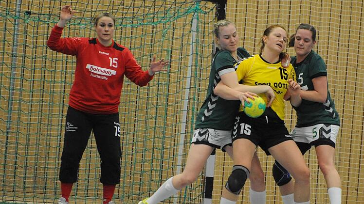 Unerbittliche Bewachung: Julia Albert (links) und die neunfache Torschützin Lisa Wenzke nehmen die Rimparerin Juliane Wenke in die Mangel. Im Hintergrund: SG-Torfrau Stephanie Piske.  Foto: Hopf