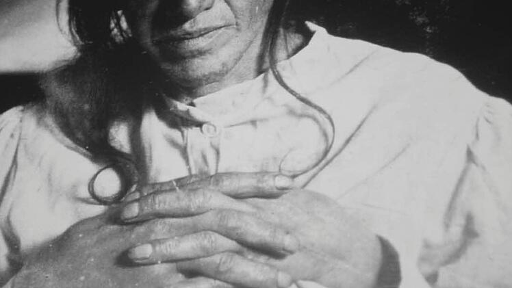 Ein Foto der Patientin Auguste Deter, an der Alois Alzheimer erstmals die später nach ihm benannte Alzheimer-Krankheit nachwies, hängt im Geburtshaus Alzheimers in Marktbreit. Foto: epd