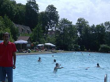 Am Wasser fühlt er sich wohl: Eken Gürkan im Gräfenberger Freibad. Foto: Petra Malbrich