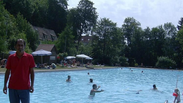 Am Wasser fühlt er sich wohl: Eken Gürkan im Gräfenberger Freibad. Foto: Petra Malbrich