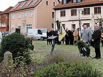 Lorenz Mölkner (links) und Günther Brehm (rechts) vertraten die Kriegervereine.  Foto: J. Blum