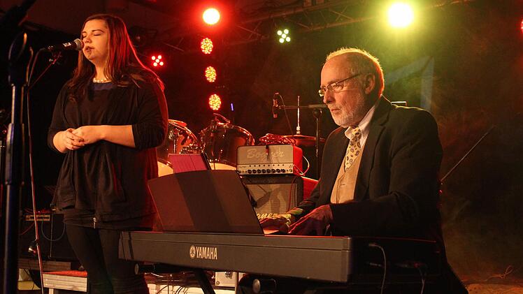 Tamara Scholz sang "Set Fire to the Rain" von Adele - gemeinsam mit ihrem Lehrer James Clark. Clark.